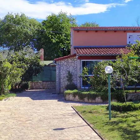 House Vugrinec With Garden And Parking Sisan